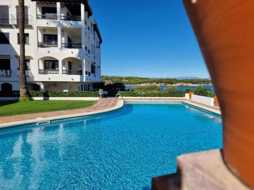 Magnífico apartamento en L'Escala con terraza vista al mar y parking, piscina comunitaria. - HISP-236-214