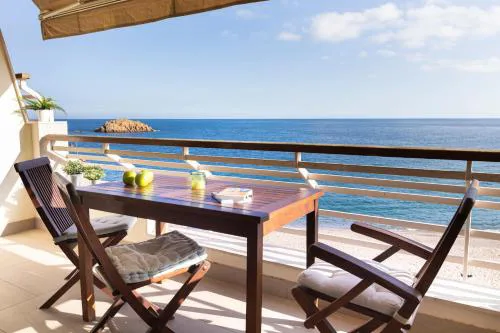Lets Holidays APARTMENT SEA VIEWS ON THE BEACH 4