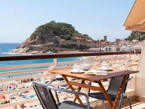 LETS HOLIDAYS APARTMENT SEA VIEWS on the BEACH