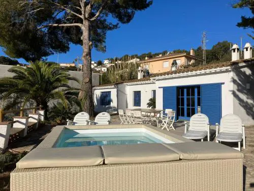 LETS HOLIDAYS Big House with Bbq and Dining Room Outside
