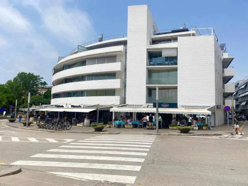 Petit Ancora, Frente a Playa grande