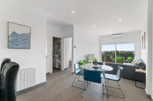 COSY WELL SITUED APARTMENT WITH SEA VIEW