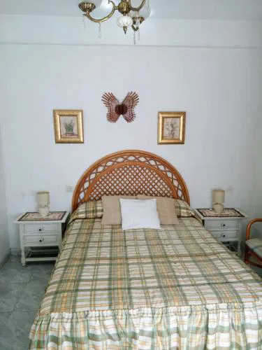 Piso bajo de 3 habitaciones y un baño SIN cocina