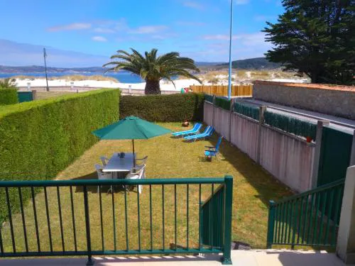 CASA CHALET ATALAYA a pie de playa en Laxe