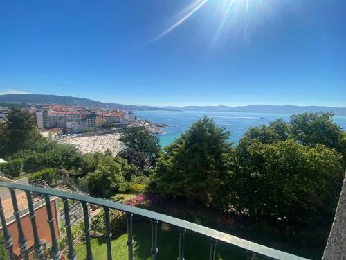 2 Bed Apt Sleeps 4 - Two TVs - Free Parking