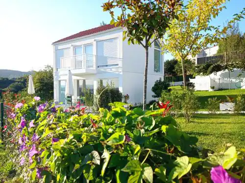 LAR JARDÍN - Casas independientes con parking privado