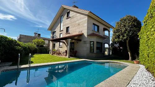 Villa Sirenita en la playa con piscina y vistas al mar
