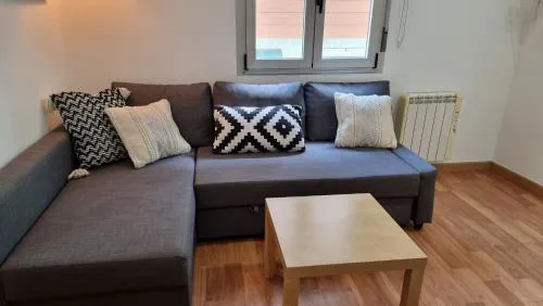 2 Bed Flat - Sleeps 6 - Pets - Pool - Parking