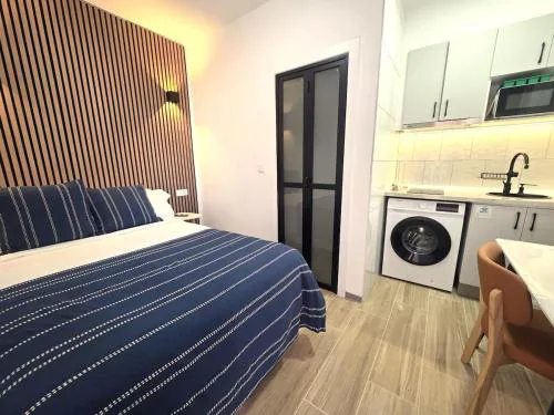 204 Fully Equipped Studio Kitchenette & Bathroom