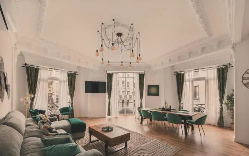 8 rooms, 6 bathrooms over Gran Via Street