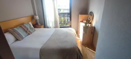 Apartamento luminoso cerca de Plenilunio y aeropuerto con garaje, piscina y vigilancia 24h, se hace factura si es necesario