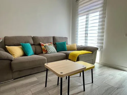 Apartamento nuevo, 2 dormitorios, patio y garaje
