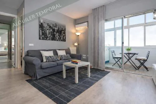 Apartamento Plaza de Castilla II - Urbano con Estilo y Funcional