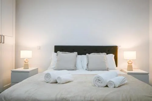 Apartment with Balcony on Calle Santa Engracia Temporal SEN1692