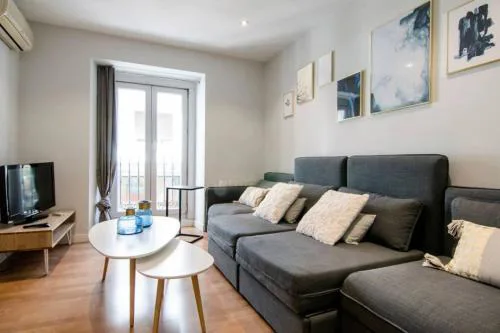 Bright and wide- 2Bd 1Bth- Center