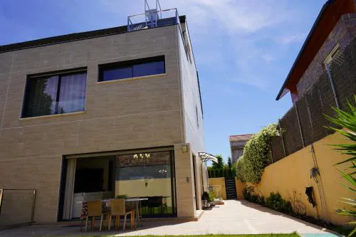 casa completa de lujo con jardin y piscina compartida