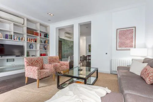 Elegant Spacious Apartment for 4 High Ceilings Natural Light Madrid