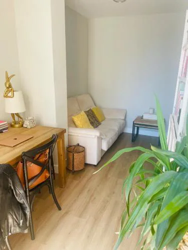 Lovely bedroom in downtown Only for girls
