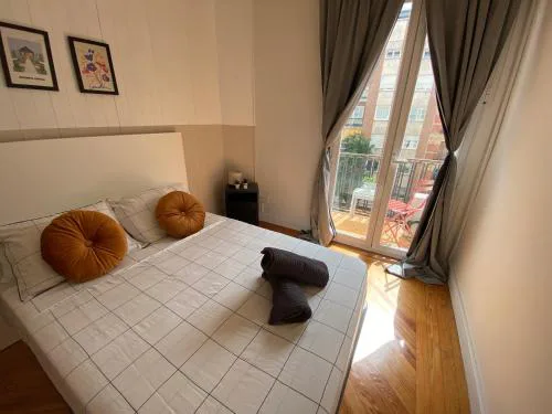 Santa Engracia Street, Private rooms