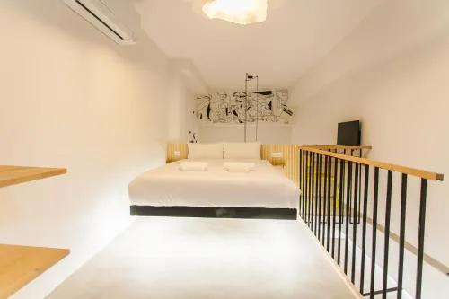 Stylish Duplex with Art & Charm in Prime Salamanca