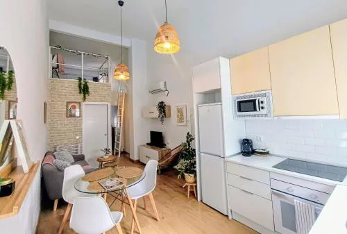 Tourist loft, 6 metro stops to center, AC & 2BR & WiFi