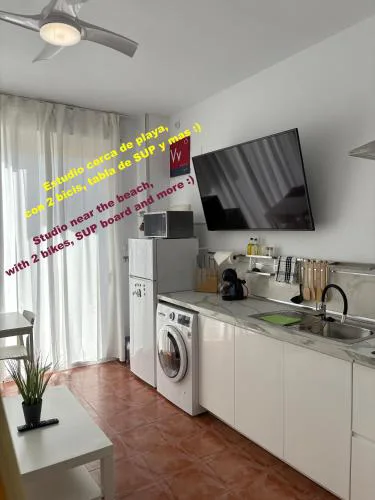 La Manga km 0, pisos estudios - planta baja - 100m de la playa - studio flats - ground floor - 100m from the beach, cada con bicis & tabla SUP, piscina & pádel & tenis & más - each with bikes & SUP board, pool & paddle & tennis & more