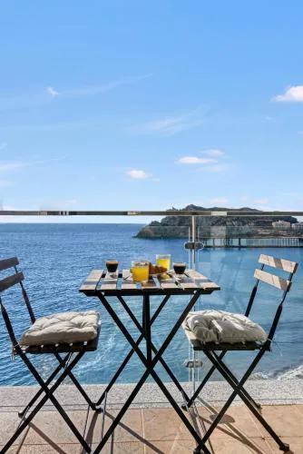 2 BR - Above sea - Beachfront