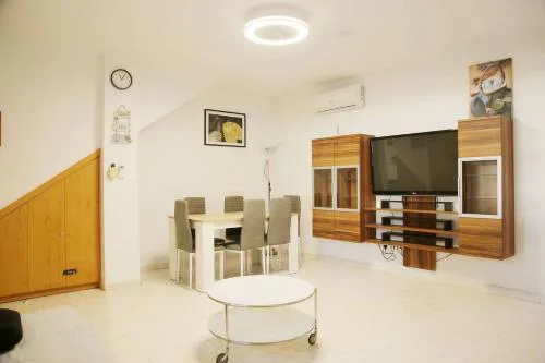 Modern 3-Bed Apt Sleeps 7 6 Min Walk to Beach