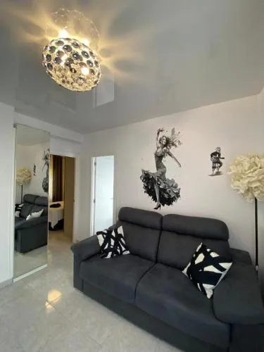 Modern Art Apartment 50m to the Beach
