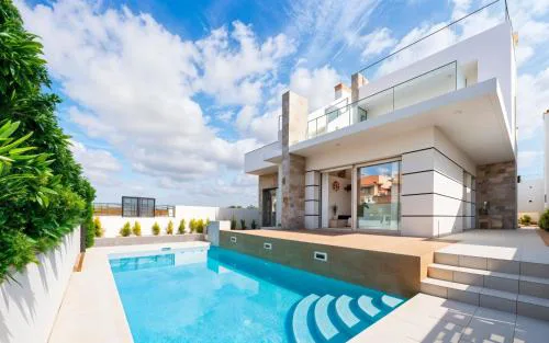 Villa de Sol in Los Alcazares with 4 bedrooms, private swimming pool, sauna and jacuzzi.