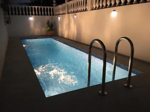 2 Bed-Sleeps 5-Private Pool-Pets-AirCon