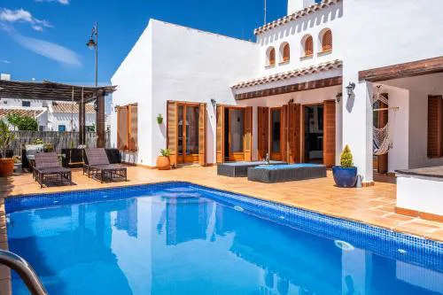 Villa with sunny private pool in golf resort - child friendly!