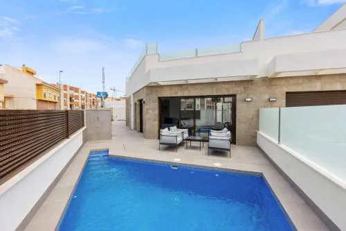 Sunny luxury corner house with private pool