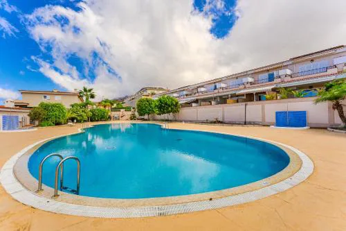 Modern apartment with large terrasse, bbq, fast wifi, 2 pools