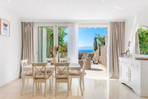 Modern bright and welcoming ocean view apartment
