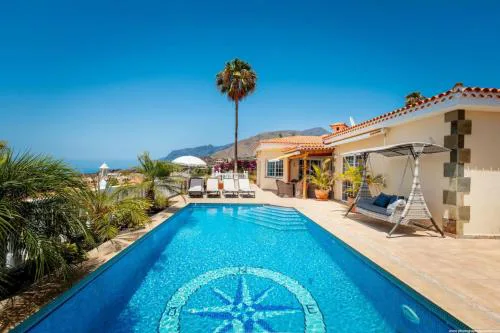 Villa with views and heated pool