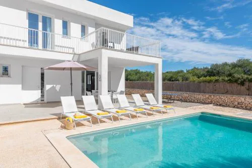 STUNNING VILLA MARIANELLA, CASA GRIS, POOL, BBQ, AC, FREE WiFi