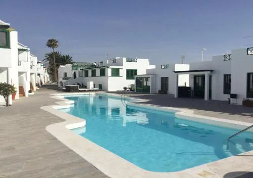 RELAX & POOL NEXT TO THE BEACH APT
