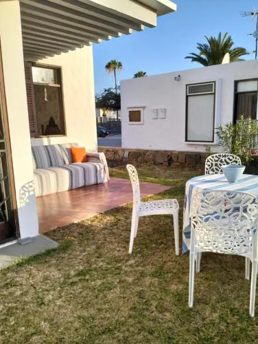 Apartamento con jardín y piscina