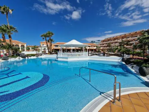 Apartment Moderne Wohnung mit Meerblick und Pool by Interhome