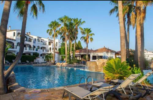 Oasis Cala’n Porter con piscinas y junto la playa.