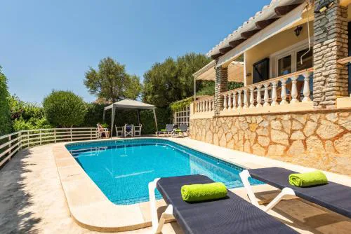 Villa Mari - con piscina privada y jardin en Calan Porter