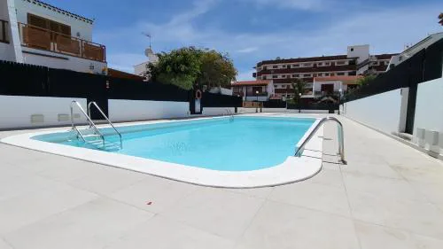 Luminoso apartamento con piscina y aparcamiento