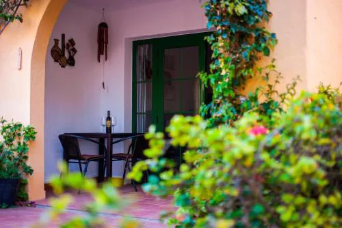 1-Bed Sleeps 2 Garden & Pool Access