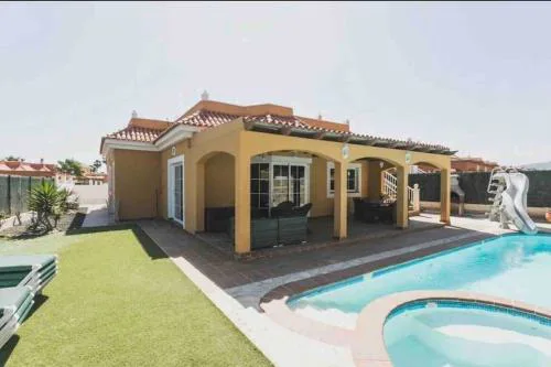 Villa Pearetree - Gorgeous 4 bedroom villa with private pool