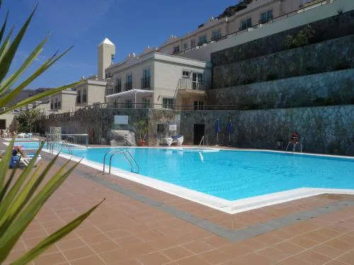 Comfortable modern house with jacuzzi, and access to swimming pool