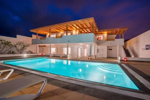 Villa Dedalos - Spacious luxury Villa with heated pool in Puerto Calero