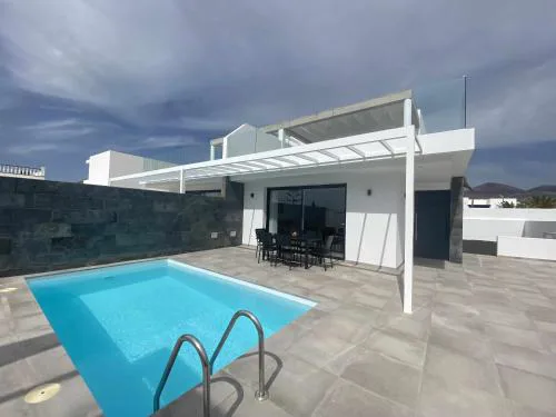 Vuelo, Villa con piscina y barbacoa para disfrutar