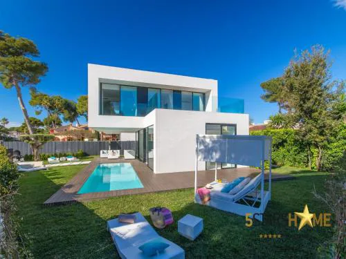 Beachside Pau Villa with Pool