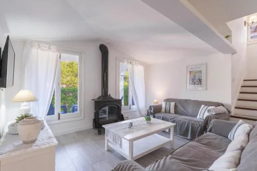 Can Botana 4-Gorgeous Beach Accommodation